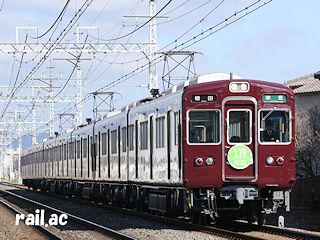 阪急京都線ダイヤ改正ヘッドマークを掲出している3323×8R