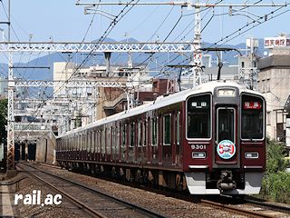 「京都地下延長線開通50周年」ヘッドマークを掲出する阪急9300系