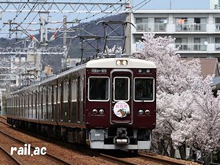 「阪神競馬場 桜花賞」ヘッドマークを掲出する阪急7003×6R