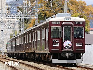 「阪神競馬場 桜花賞」ヘッドマークを掲出する阪急5001×6R