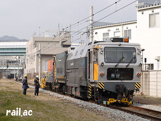 和田岬線で昼間に保線作業中のマルチプル・タイタンパ