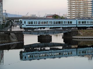 運河に映る和田岬線キハ35 300番台