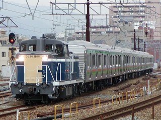 ＪＲ貨物更新色DE10に牽引されるＪＲ東日本E231系