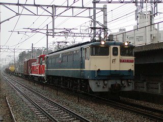 定期の専用貨物3864列車で輸送される衣浦臨海鉄道KE65型