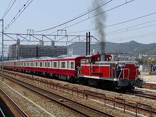 DE10牽引で鷹取に到着して入換中の京急1000系(2002年5月）