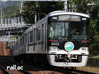 パーミル会ヘッドマークが掲出された神戸電鉄6002F 6002×4