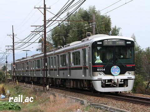 神戸電鉄クリスマス列車ヘッドマークが掲出された6004×4
