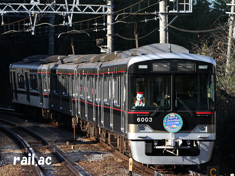 サンタクロース衣装のしんちゃん3代目を乗せた神戸電鉄クリスマス列車6003×4