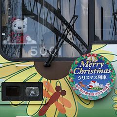 神戸電鉄クリスマス列車ヘッドマークとサンタ姿しんちゃん4代目5001号車