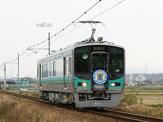 加古川線電化開業記念ヘッドマークが取り付けられた125系