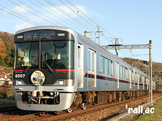 神戸電鉄粟生線開業70周年記念ヘッドマークを掲出する6500系6508F
